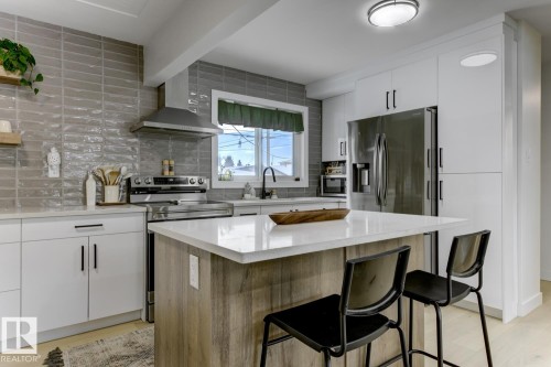 6823 98 Avenue, Edmonton, AB - Indoor Photo Showing Kitchen With Upgraded Kitchen