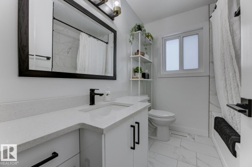 6823 98 Avenue, Edmonton, AB - Indoor Photo Showing Bathroom