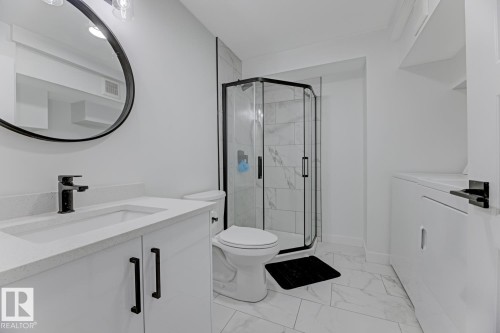 6823 98 Avenue, Edmonton, AB - Indoor Photo Showing Bathroom