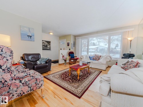 15212 60 Street, Edmonton, AB - Indoor Photo Showing Living Room