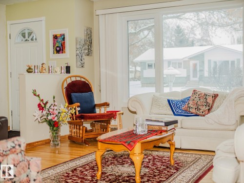 15212 60 Street, Edmonton, AB - Indoor Photo Showing Living Room