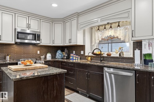 465 Riverpark, Fort Saskatchewan, AB - Indoor Photo Showing Kitchen