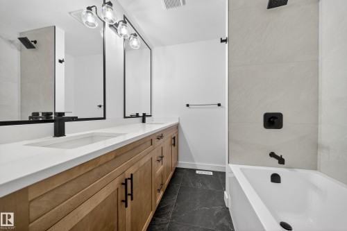 11147 36A Avenue, Edmonton, AB - Indoor Photo Showing Bathroom