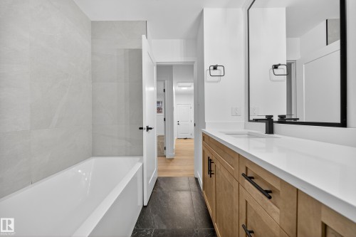 11147 36A Avenue, Edmonton, AB - Indoor Photo Showing Bathroom