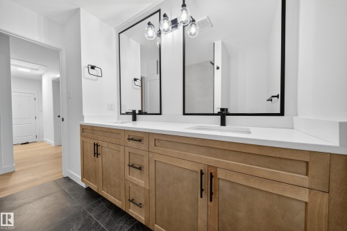 11147 36A Avenue, Edmonton, AB - Indoor Photo Showing Bathroom