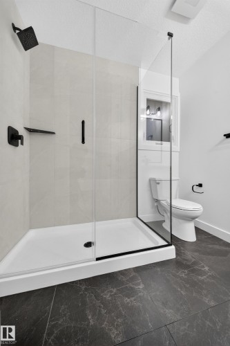 11147 36A Avenue, Edmonton, AB - Indoor Photo Showing Bathroom