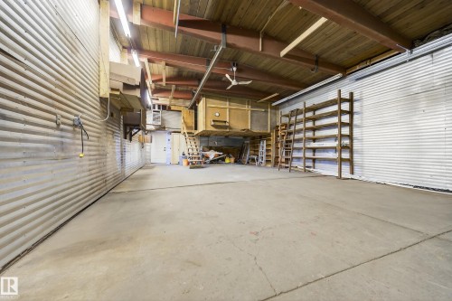 11147 36A Avenue, Edmonton, AB - Indoor Photo Showing Garage