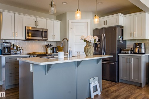 5704 Hawthorn Common, Edmonton, AB - Indoor Photo Showing Kitchen With Stainless Steel Kitchen With Upgraded Kitchen