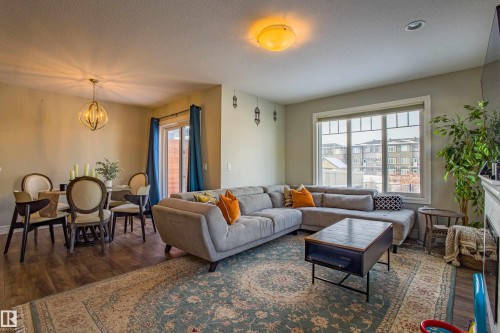 5704 Hawthorn Common, Edmonton, AB - Indoor Photo Showing Living Room