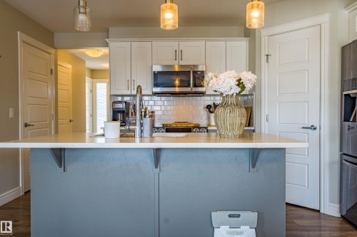 5704 Hawthorn Common, Edmonton, AB - Indoor Photo Showing Kitchen With Upgraded Kitchen