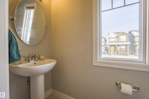 5704 Hawthorn Common, Edmonton, AB - Indoor Photo Showing Bathroom