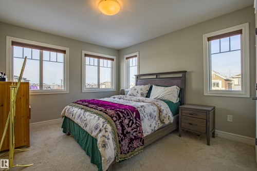 5704 Hawthorn Common, Edmonton, AB - Indoor Photo Showing Bedroom