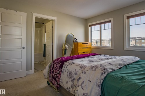 5704 Hawthorn Common, Edmonton, AB - Indoor Photo Showing Bedroom