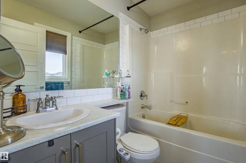 5704 Hawthorn Common, Edmonton, AB - Indoor Photo Showing Bathroom