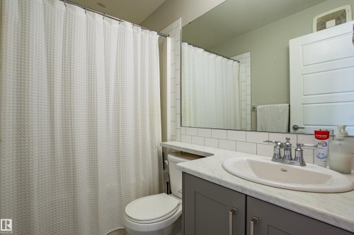 5704 Hawthorn Common, Edmonton, AB - Indoor Photo Showing Bathroom