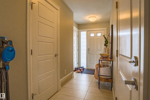 5704 Hawthorn Common, Edmonton, AB - Indoor Photo Showing Other Room