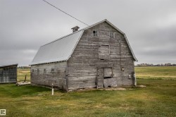 View of barn with a yard - 