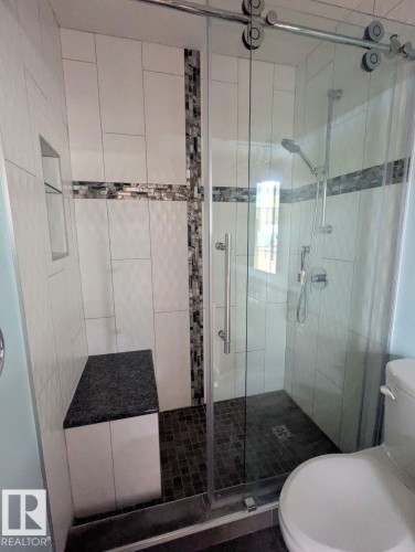 7540 137A Avenue, Edmonton, AB - Indoor Photo Showing Bathroom