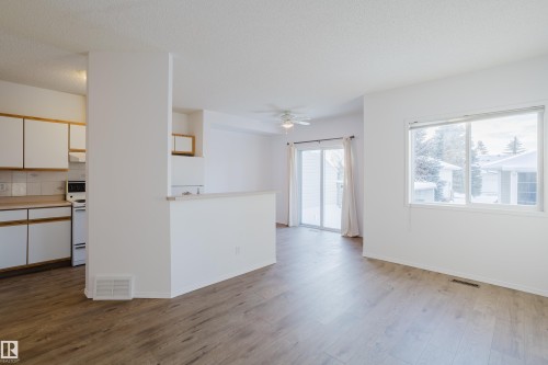 57 843 Youville Drive W, Edmonton, AB - Indoor Photo Showing Kitchen
