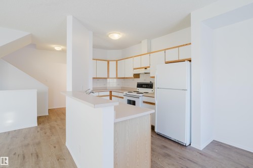 57 843 Youville Drive W, Edmonton, AB - Indoor Photo Showing Kitchen