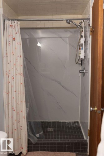 7211 83 Street, Edmonton, AB - Indoor