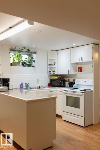 7211 83 Street, Edmonton, AB - Indoor Photo Showing Kitchen