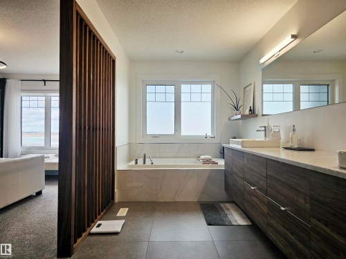 1265 Peregrine Terrace, Edmonton, AB - Indoor Photo Showing Bathroom