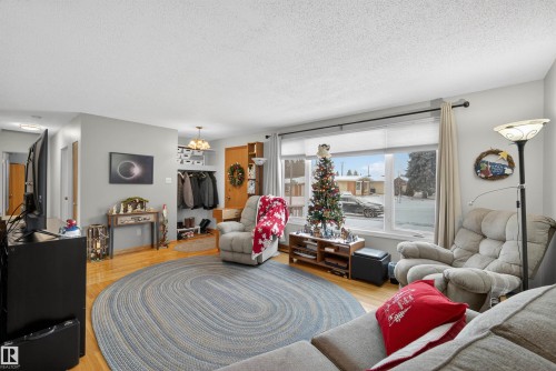 6819 83 Avenue, Edmonton, AB - Indoor Photo Showing Living Room