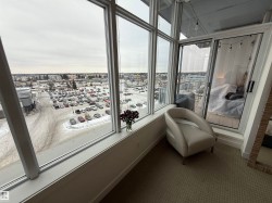 Sunroom with a city view - 