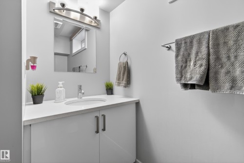 5604 91 Avenue, Edmonton, AB - Indoor Photo Showing Bathroom