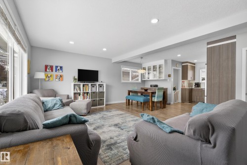 5604 91 Avenue, Edmonton, AB - Indoor Photo Showing Living Room
