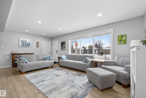 5604 91 Avenue, Edmonton, AB - Indoor Photo Showing Living Room