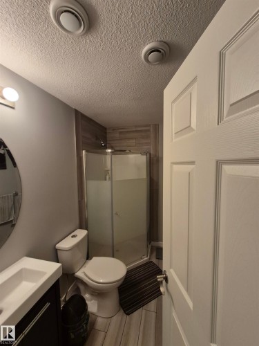 17023 38 Street, Edmonton, AB - Indoor Photo Showing Bathroom