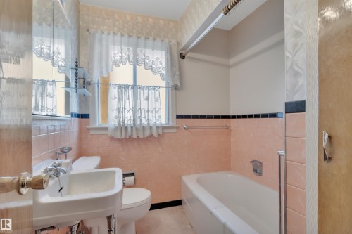 11423 112 Avenue, Edmonton, AB - Indoor Photo Showing Bathroom