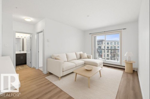 318 1144 Adamson Drive, Edmonton, AB - Indoor Photo Showing Living Room
