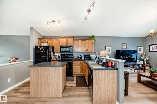 3030 Trelle Crescent, Edmonton, AB - Indoor Photo Showing Kitchen