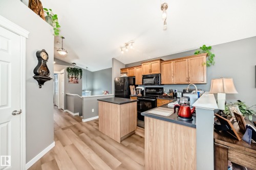 3030 Trelle Crescent, Edmonton, AB - Indoor Photo Showing Kitchen