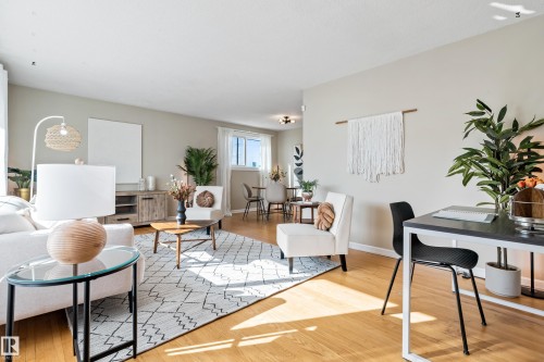 7104 95 Avenue, Edmonton, AB - Indoor Photo Showing Living Room