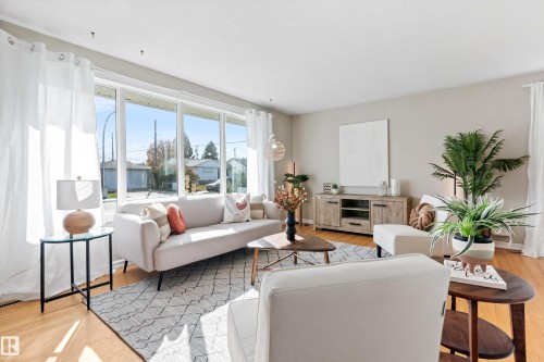 7104 95 Avenue, Edmonton, AB - Indoor Photo Showing Living Room