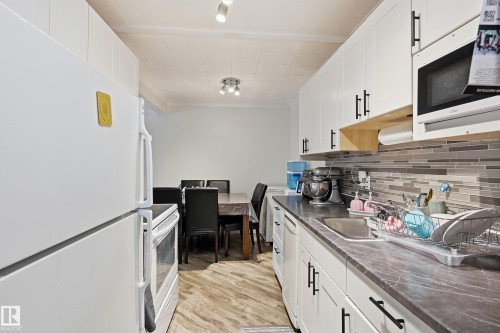 306 10811 115 Street, Edmonton, AB - Indoor Photo Showing Kitchen