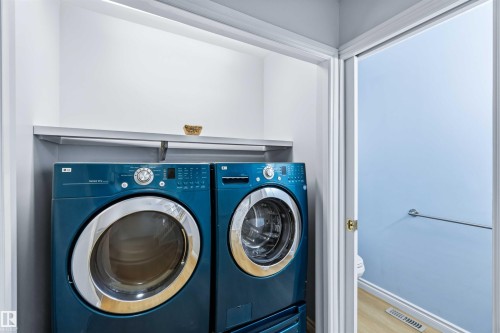 Laundry room with washer and clothes dryer and wood finished floors - 115 Deer Ridge Drive, St. Albert, AB - Indoor Photo Showing Laundry Room
