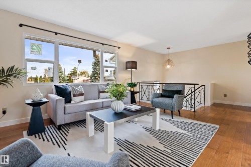 7203 93 Avenue, Edmonton, AB - Indoor Photo Showing Living Room