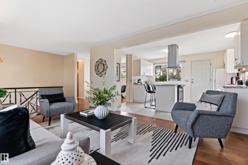 7203 93 Avenue, Edmonton, AB - Indoor Photo Showing Living Room