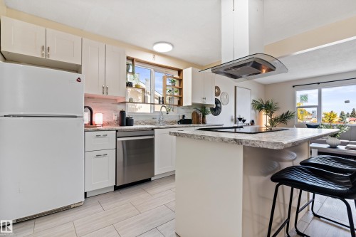 7203 93 Avenue, Edmonton, AB - Indoor Photo Showing Kitchen