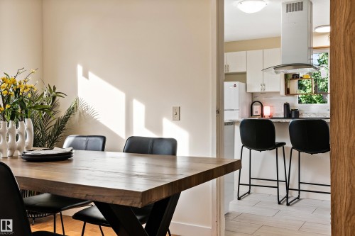 7203 93 Avenue, Edmonton, AB - Indoor Photo Showing Dining Room