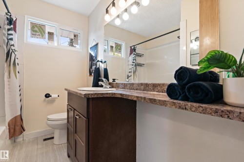 7203 93 Avenue, Edmonton, AB - Indoor Photo Showing Bathroom