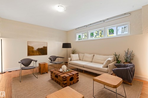7203 93 Avenue, Edmonton, AB - Indoor Photo Showing Living Room