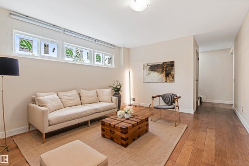 7203 93 Avenue, Edmonton, AB - Indoor Photo Showing Living Room