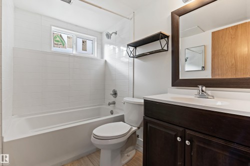 7203 93 Avenue, Edmonton, AB - Indoor Photo Showing Bathroom