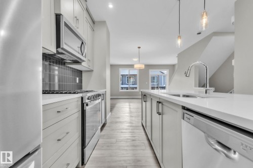 7 6905 25 Avenue, Edmonton, AB - Indoor Photo Showing Kitchen With Upgraded Kitchen